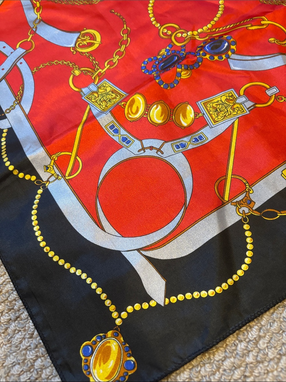 Luxury Red and Black Chain-Print Silk Scarf - Picture 2 of 5